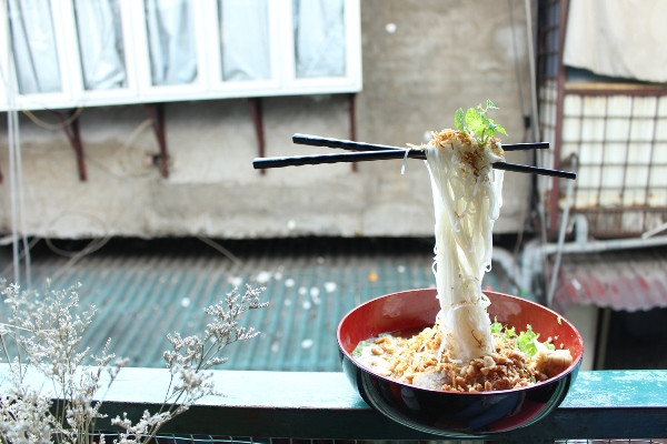 Trải nghiệm thú vị với món “mỳ bay” đầy lạ lẫm ở Hà Nội ảnh 5