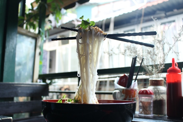 Trải nghiệm thú vị với món “mỳ bay” đầy lạ lẫm ở Hà Nội ảnh 4