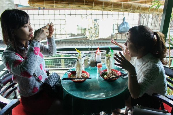 Trải nghiệm thú vị với món “mỳ bay” đầy lạ lẫm ở Hà Nội ảnh 2