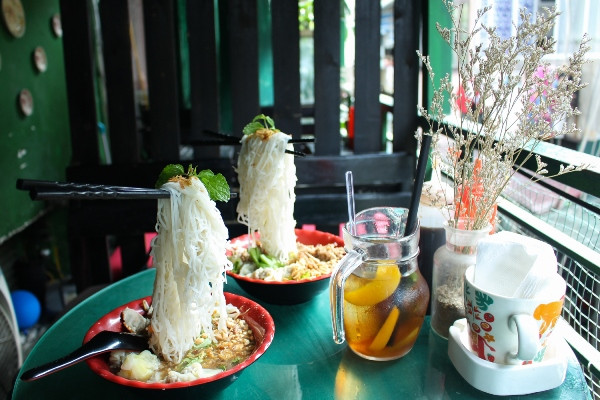 Trải nghiệm thú vị với món “mỳ bay” đầy lạ lẫm ở Hà Nội ảnh 1