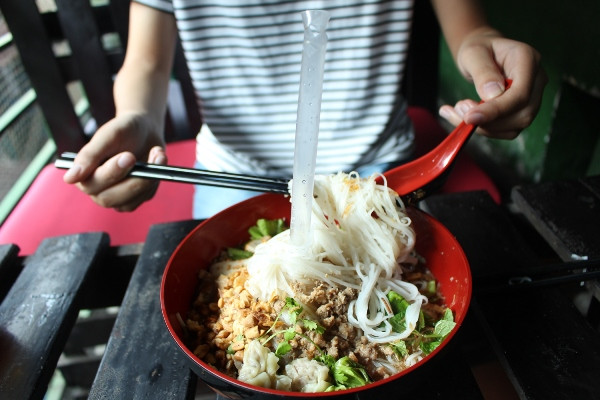 Trải nghiệm thú vị với món “mỳ bay” đầy lạ lẫm ở Hà Nội ảnh 6