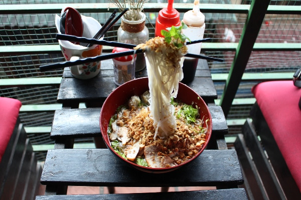 Trải nghiệm thú vị với món “mỳ bay” đầy lạ lẫm ở Hà Nội ảnh 3