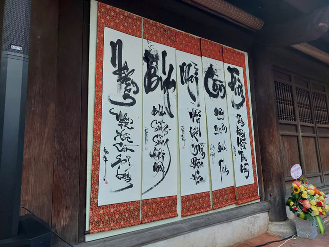 Bài thơ "Nghiên Bút Mãi Còn Thơm" của thư pháp gia Xuân Như, giám tuyển triển lãm. (Ảnh: Minh Thu/Vietnam+) z5785718476602_6a5546603e4ff6c41a6d745f69b306fb.jpg