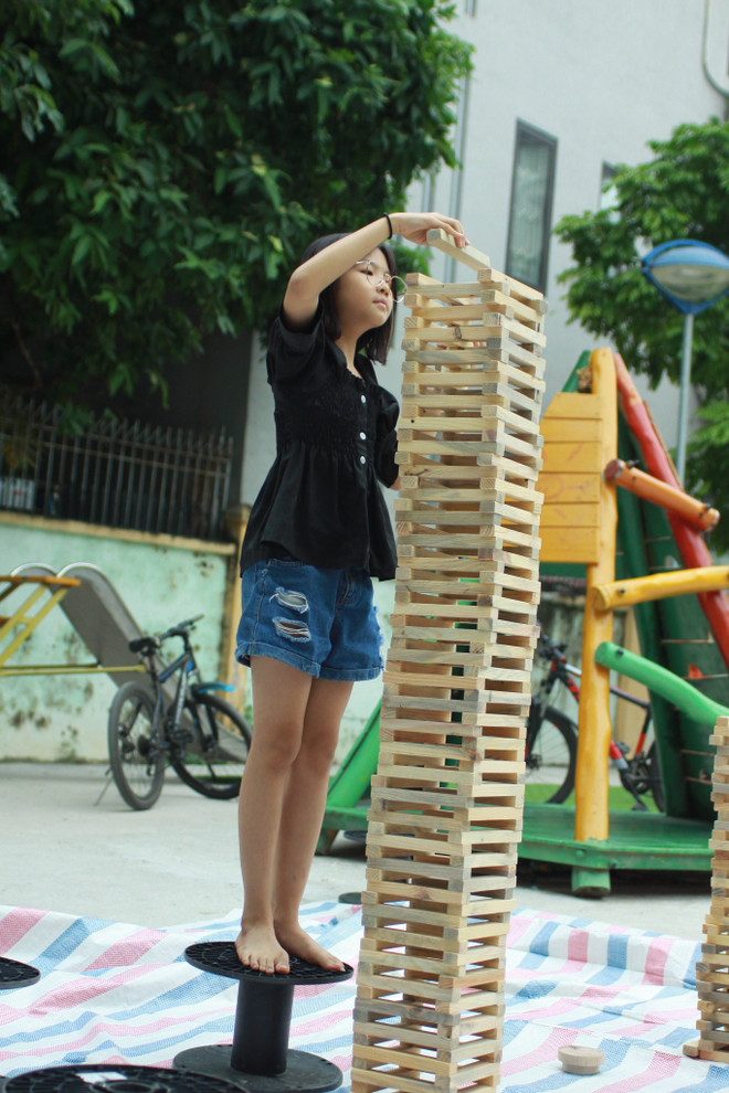 'Hô biến' sân chung cư thành khu vui chơi cho trẻ từ vật liệu tái chế ảnh 2