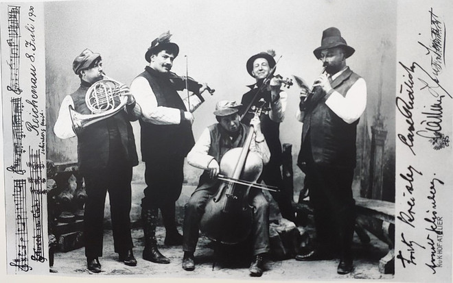 Nhà soạn nhạc Arnold Schoenberg (ngồi), ảnh chụp năm 1900. Tìm hiểu về nhà soạn nhạc người Áo qua triển lãm tại Thư viện Quốc gia ảnh 3