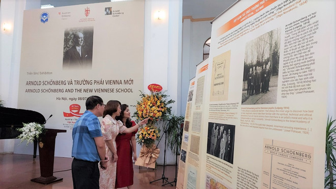Bà Kiều Thúy Nga, Giám đốc Thư viện Quốc gia (giữa) cùng một số đại biểu tham quan triển lãm. (Ảnh: Minh Thu/Vietnam+) Tìm hiểu về nhà soạn nhạc người Áo qua triển lãm tại Thư viện Quốc gia ảnh 1