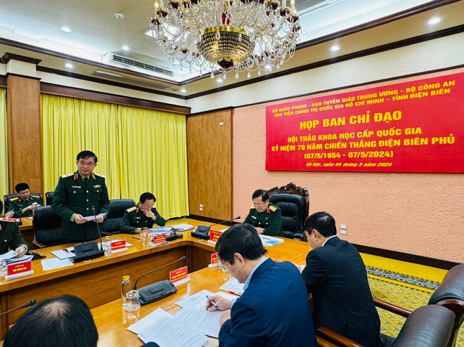 Thiếu tướng, Tiến sỹ Nguyễn Hoàng Nhiên, Bí thư Đảng ủy, Viện trưởng Viện Lịch sử Quân sự Việt Nam phát biểu tại cuộc họp. (Ảnh: PV/Vietnam+) hoangnhien.jpg