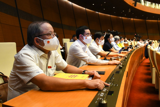 Các đại biểu nhấn nút biểu quyết thông qua Nghị quyết. (Ảnh: PV/Vietnam+) Mục tiêu tổng thu ngân sách giai đoạn 2021-2025 là 8,3 triệu tỷ đồng ảnh 1