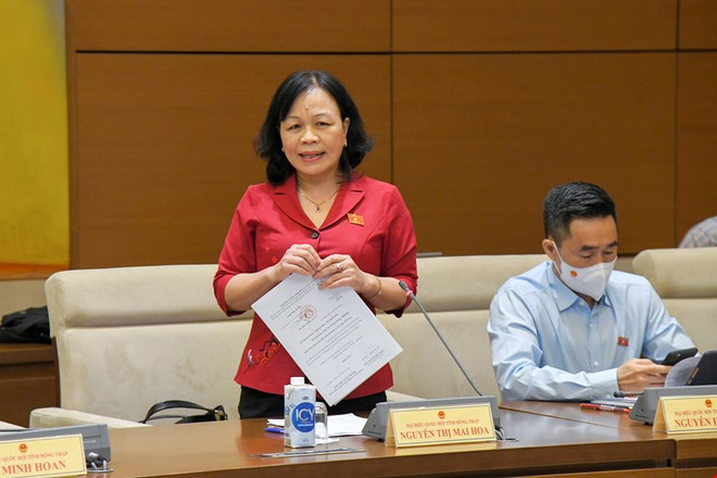 Đại biểu Nguyễn Thị Mai Hoa, tỉnh Đồng Tháp thảo luận tại tổ. (Ảnh: PV/Vietnam+) Giảm nghèo bền vững: Chú trọng đào tạo nghề chất lượng cao ảnh 1