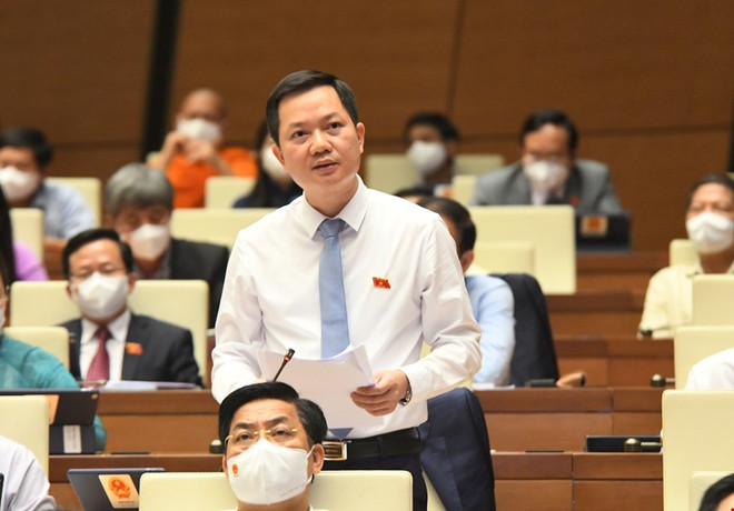 Đại biểu Trịnh Xuân An tỉnh Đồng Nai thảo luận tại nghị trường. (Ảnh: PV/Vietnam+) ĐBQH đề nghị tập trung nguồn lực cho tuyến điều trị bệnh nhân nặng ảnh 2