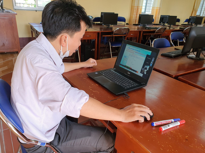 Giáo viên dạy trực tuyến. (Ảnh: TTXVN) Dạy lớp 6 theo chương trình mới: Lúng túng với môn tích hợp ảnh 2
