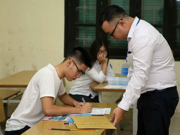 Thí sinh dự thi trung học phổ thông quốc gia. (Ảnh: Thanh Tùng/TTXVN) Phân tích dữ liệu điểm thi 63 tỉnh thành, soi nghi can tiêu cực ảnh 1