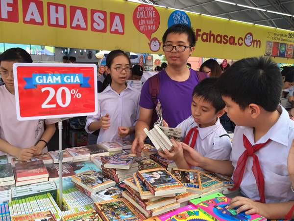 Hội sách Hà Nội 2016 diễn ra từ ngày 6-10/10. (Ảnh: An Ngọc/Vietnam+) “Chuyện nhà Bông Bờm Bách” tiếp tục gây sốt tại Hội sách Hà Nội ảnh 2