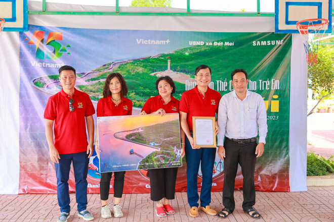 Báo Điện tử VietnamPlus chung tay hỗ trợ học sinh vùng khó Đất Mũi ảnh 6