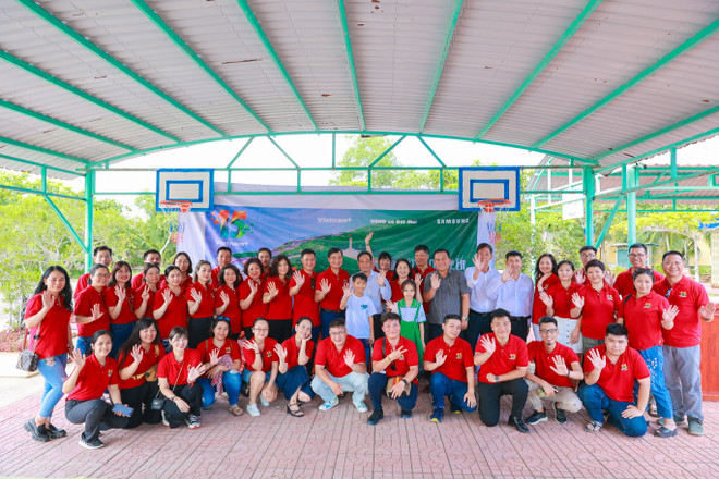 Báo Điện tử VietnamPlus chung tay hỗ trợ học sinh vùng khó Đất Mũi ảnh 7