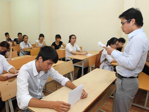 Thí sinh nghe phổ biến quy chế trong kỳ thi đại học. (Ảnh: Quý Trung/TTXVN) Tuyển sinh đại học: Hướng đến đánh giá năng lực toàn diện ảnh 1