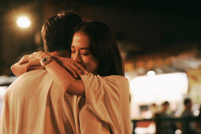 Ami (Kaya Kiyohara) là người chữa lành cho những tháng ngày thăng trầm của nam chính. (Ảnh từ phim) H4.jpg