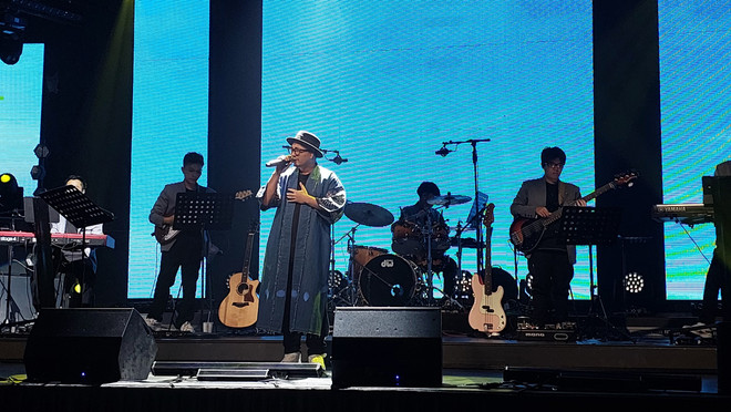 'Giao lộ thời gian': Trải nghiệm âm nhạc mới khi các ca sỹ 'đổi hit' ảnh 1