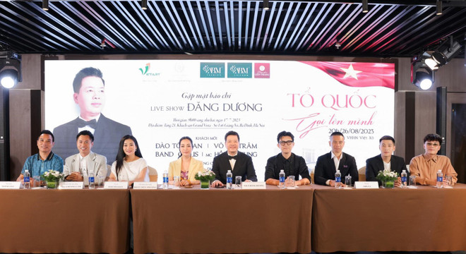 Các nghệ sỹ tham gia họp báo ngày 17/7. (Ảnh: PV/Vietnam+) Đăng Dương 'gói' 30 năm ca hát trong liveshow 'Tổ quốc gọi tên mình' ảnh 2