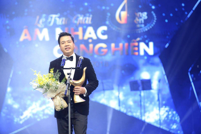 Nghệ sỹ Ưu tú Đăng Dương từng nhận Giải thưởng Cống hiến cho liveshow Mặt Trời của tôi. (Ảnh: PV/Vietnam+) Đăng Dương 'gói' 30 năm ca hát trong liveshow 'Tổ quốc gọi tên mình' ảnh 1