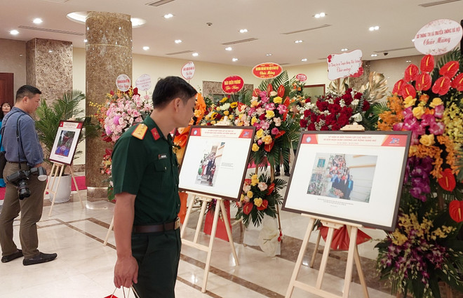 Đại biểu xem triển lãm tư liệu về chặng đường phát triển của Cục Báo chí. (Ảnh: Minh Thu/Vietnam+) Cục Báo chí: 20 năm thực hiện sứ mệnh của 'người gác cổng thông tin' ảnh 2