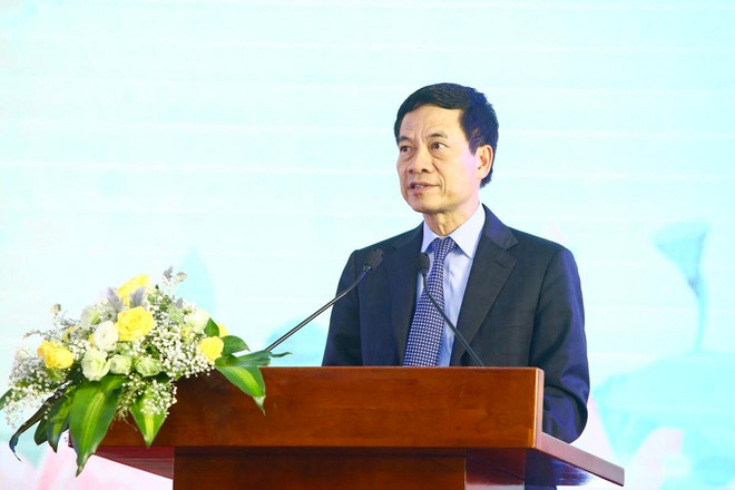 Bộ trưởng Bộ Thông tin và Truyền thông Nguyễn Mạnh Hùng phát biểu tại hội nghị. (Ảnh: TTXVN) Từ 'Ngày Sách Việt Nam' hướng tới chiến lược sách quốc gia ảnh 1