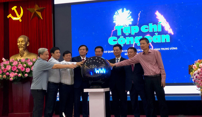 Các đại biểu ấn nút khai trương Tạp chí Cộng sản điện tử phiên bản mới. (Ảnh: PV/Vietnam+) Tạp chí Cộng sản điện tử chính thức ra mắt phiên bản mới ảnh 1