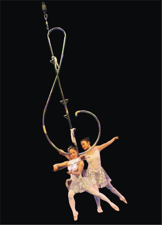 Hơn 200 nghệ sỹ xiếc biểu diễn tại phố đi bộ hồ Hoàn Kiếm ảnh 2