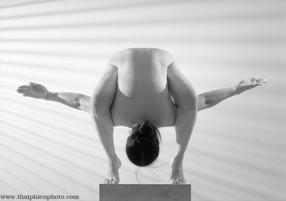 Nghệ sỹ Thái Phiên khám phá vẻ đẹp hình thể phụ nữ trong tư thế yoga ảnh 8