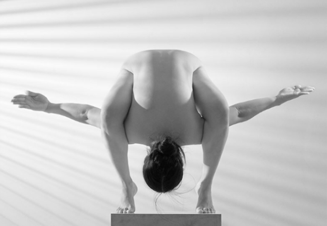 Nghệ sỹ Thái Phiên khám phá vẻ đẹp hình thể phụ nữ trong tư thế yoga ảnh 5