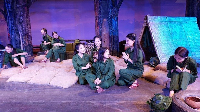 'Huyền thoại tuổi thanh xuân': Dựng sân khấu từ 5 tấn đất Đồng Lộc ảnh 4