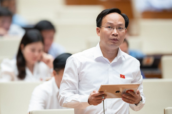 Đại biểu Phạm Văn Thịnh (Bắc Giang) tán thành việc quy định thời hạn cho nhà chung cư. (Ảnh: PV/Vietnam+) Nghị trường ‘nóng’ về vấn đề quản lý xây dựng nhà chung cư mini ảnh 4