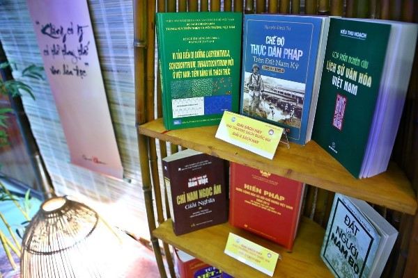 35 tác phẩm được trao Giải thưởng Sách Quốc gia lần thứ nhất ảnh 2