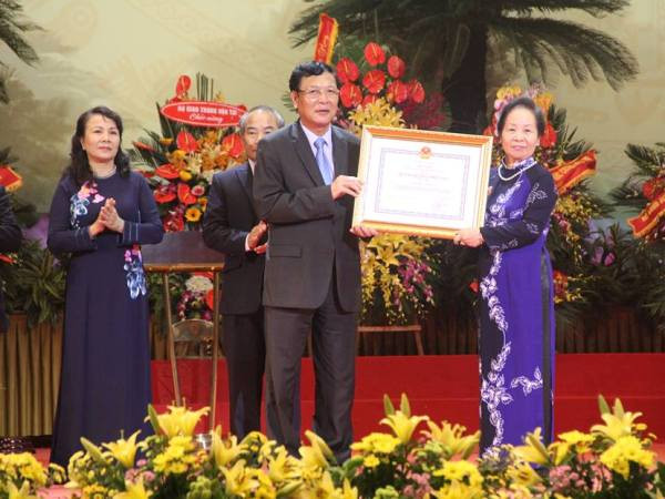 Bộ Giáo dục và Đào tạo được trao tặng Huân chương Độc lập hạng nhất ảnh 1