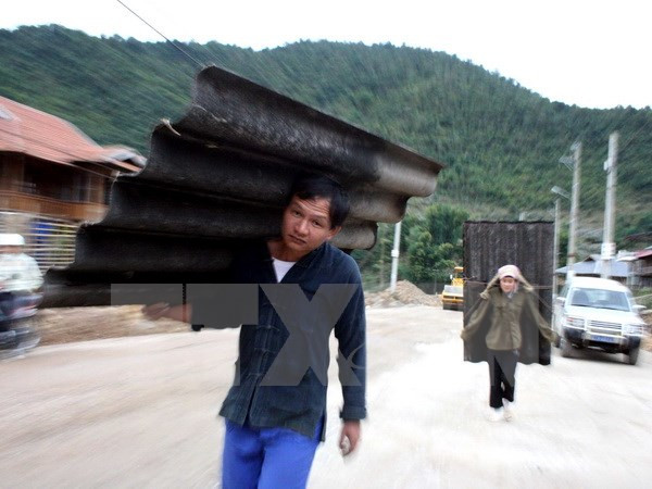 Sẽ dừng dùng ngân sách mua vật liệu có amiăng hỗ trợ đồng bào dân tộc ảnh 1