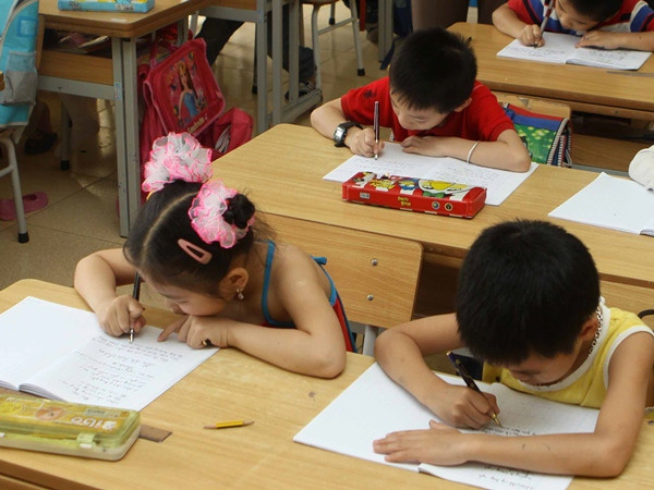 Chấm dứt hợp đồng với giáo viên bắt học sinh uống nước giẻ lau bảng ảnh 1