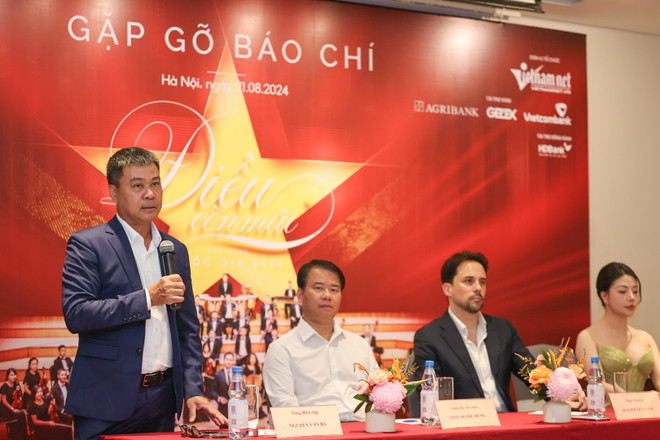 (Từ trái sang) Ông Nguyễn Văn Bá, Tổng biên tập Báo điện tử VietNamNet; nhạc sỹ Trần Mạnh Hùng; nhạc trưởng Olivier Ochanine và ca sỹ Nguyễn Bảo Yến tại buổi gặp gỡ báo chí giới thiệu về Hòa nhạc quốc gia "Điều còn mãi 2024" tới báo chí. (Ảnh: CTV/Vietnam+) PSX_20240821_111554.jpg