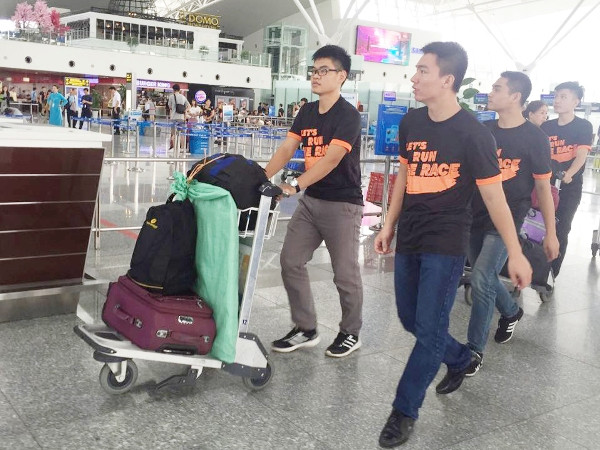 Các sinh viên chuẩn bị lên đường sang Mỹ. (Ảnh: FPT) Sinh viên công nghệ Việt Nam sang Mỹ trải nghiệm xe tự hành ảnh 1