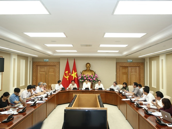 Quang cảnh buổi làm việc của Phó Thủ tướng Vũ Đức Đàm với lãnh đạo Bộ Giáo dục và Đào tạo và một số trường, chuyên gia giáo dục. (Ảnh: CTV/Vietnam+) Phó Thủ tướng Vũ Đức Đam: “Cứ nói đặt hàng, nhưng mấy năm chưa làm" ảnh 2