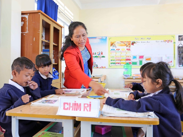 Ngành sư phạm được cho là khó tìm việc trong khi áp lực công việc lớn, lương thấp. (Ảnh: Nguyễn Dũng/TTXVN) Từ năm 2018 sẽ có điểm sàn riêng cho các trường sư phạm ảnh 2