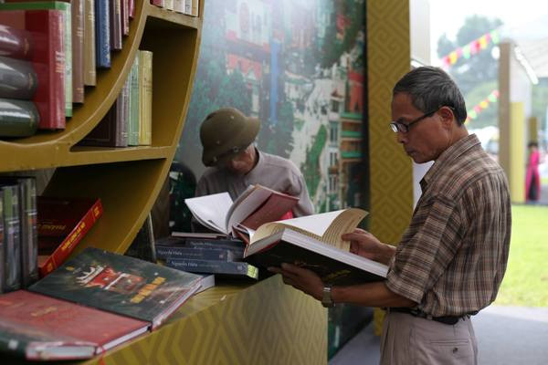 Gần 170 gian hàng tại “Hội sách Hà Nội lần thứ hai - 2015” ảnh 2