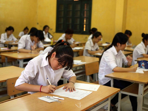 Hà Nội: Phụ huynh quay cuồng rút, nộp hồ sơ tuyển sinh vào lớp 10 ảnh 1