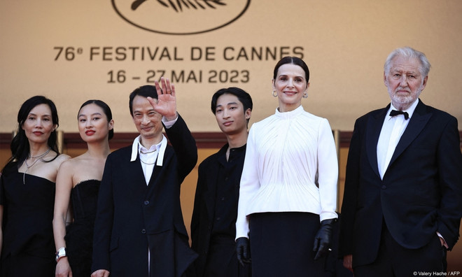 Gia đình đạo diễn Trần Anh Hùng cùng hai con, nữ diễn viên Juliette Binoche (thứ hai từ phải sang). (Ảnh: AFP) Cannes 2023: Giới phê bình quốc tế khen phim mới của Trần Anh Hùng ảnh 1