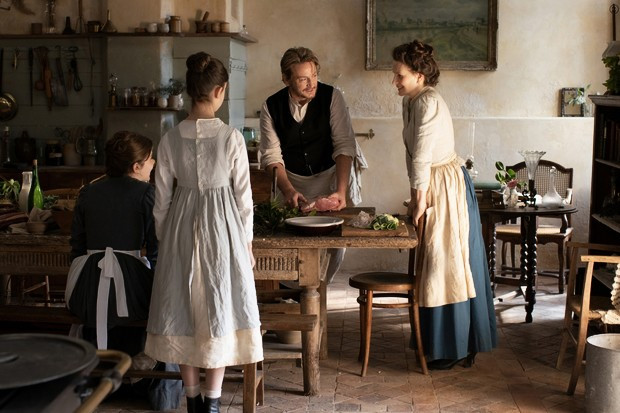 Cảnh phim ''The passion of Dodin Bouffant'' với cặp diễn viên Benoit Magimel (giữa) and Juliette Binoche (phải). (Ảnh: Đoàn phim cung cấp) Cannes 2023: Giới phê bình quốc tế khen phim mới của Trần Anh Hùng ảnh 2