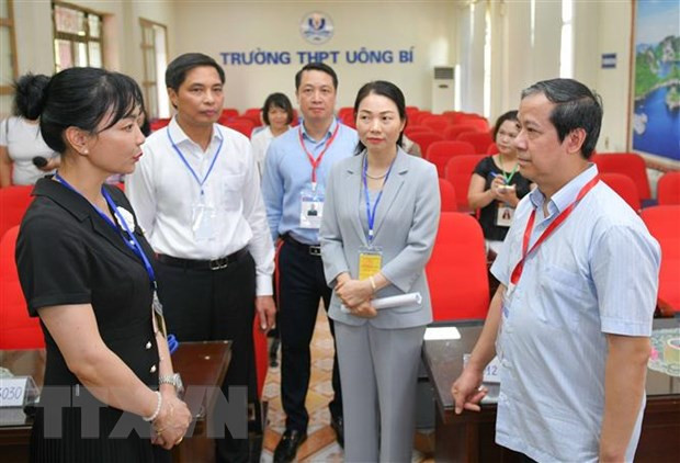 Bộ trưởng Nguyễn Kim Sơn động viên các thầy cô làm công tác thi Tốt nghiệp Trung học phổ thông. (Ảnh: TTXVN) nguyen_kim_son_quang_ninh.jpg