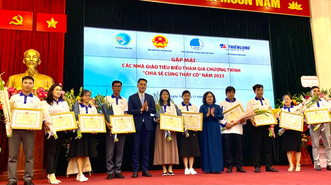 Lãnh đạo Bộ Giáo dục và Đào tạo tặng bằng khen cho các thầy cô. (Ảnh: Bộ GD-ĐT) b9cedff1-3768-4f70-8965-b520d38f562e-7887.jpeg