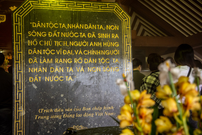 Đoạn trích từ điếu văn của Ban chấp hành Trung ương Đảng Lao động Việt Nam tạc trên tấm bia đá được đặt đối xứng với tượng Bác. (Ảnh: Minh Sơn/Vietnam+) VietnamPlus 'Về Nguồn' viếng Bác trên đỉnh núi Ba Vì linh thiêng ảnh 6