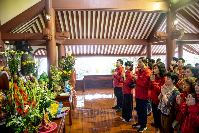 Tập thể lãnh đạo, phóng viên, biên tập viên Báo Điện tử VietnamPlus dâng hương trước ban thờ Bác. (Ảnh: Minh Hiếu/Vietnam+) VietnamPlus 'Về Nguồn' viếng Bác trên đỉnh núi Ba Vì linh thiêng ảnh 5