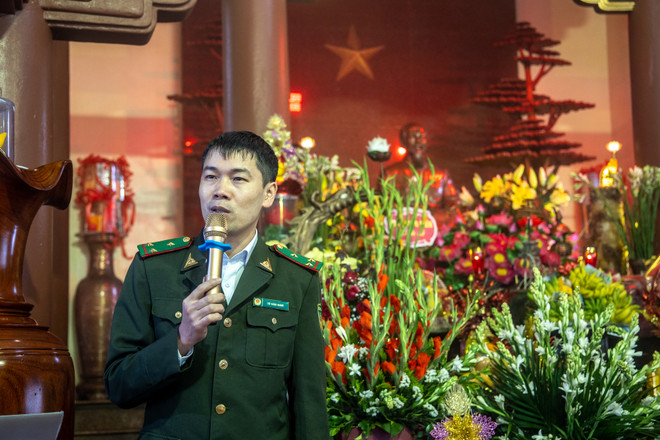 Đồng chí Tô Văn Nam, Phó trưởng Trạm Kiểm lâm cốt 1100, Hạt Kiểm lâm Vườn Quốc gia Ba Vì. (Ảnh: Minh Hiếu/Vietnam+) VietnamPlus 'Về Nguồn' viếng Bác trên đỉnh núi Ba Vì linh thiêng ảnh 2