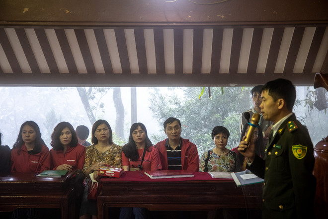 Anh Tô Văn Nam thuyết trình về Đền thờ Bác. (Ảnh: Minh Hiếu/Vietnam+) VietnamPlus 'Về Nguồn' viếng Bác trên đỉnh núi Ba Vì linh thiêng ảnh 7